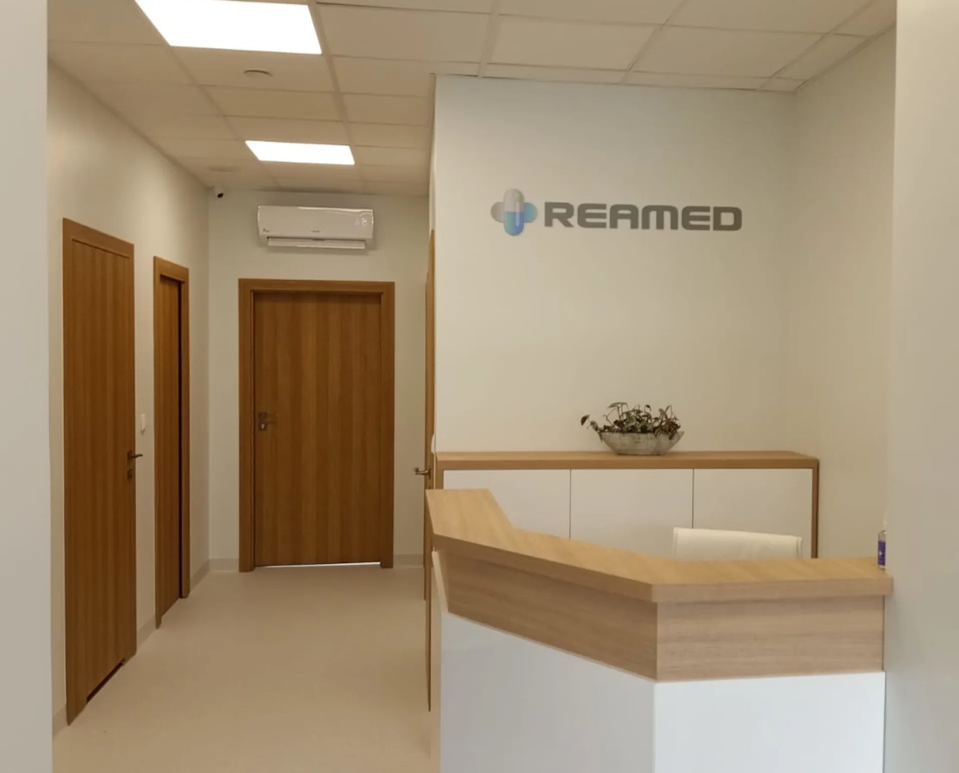 Wnętrze placówki Reamed przy ulicy Tischnera